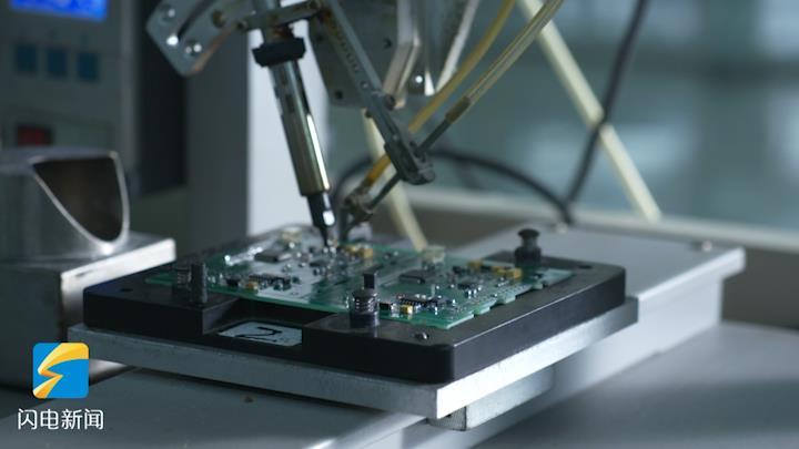 两根卷轴可旋转地设置在顶板上