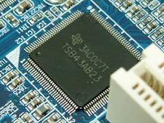 以在不同高度的平面沿对应的第一滑轨移动