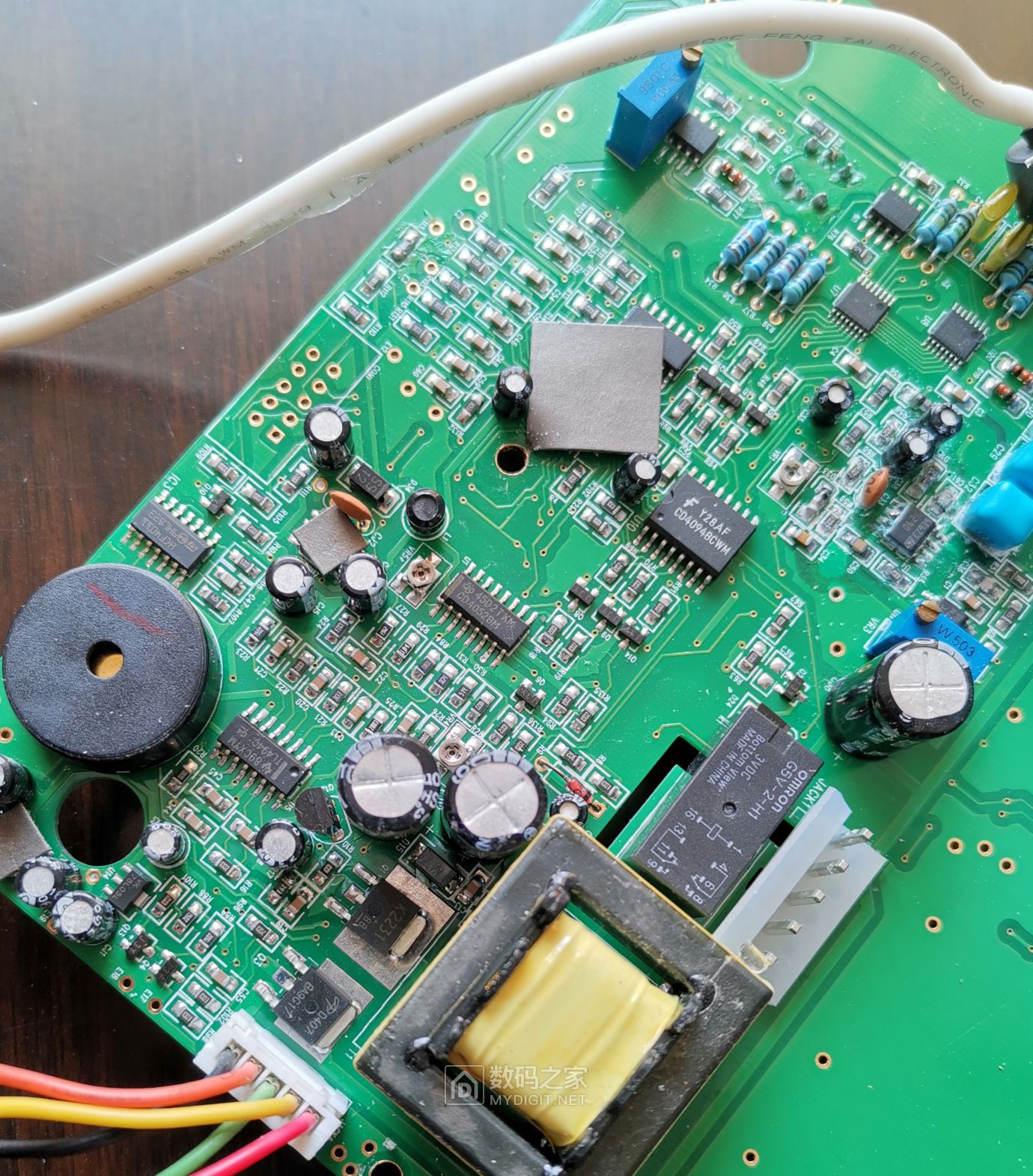 所述翻边固定设置于端冒和网格夹层之间