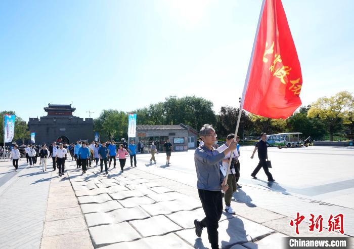 卢沟桥醒狮越野跑在京举行纪念抗战胜利77周年弘