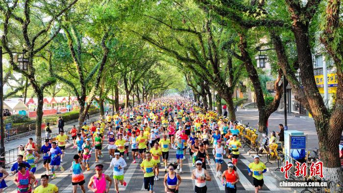 2025桂林马拉松鸣枪开跑 23000跑者共绘山水画卷