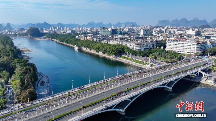 2025桂林马拉松鸣枪开跑 23000跑者共绘山水画卷