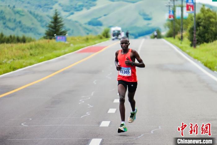 千名中外选手共赴阿尔山清新马拉松 肯尼亚选手