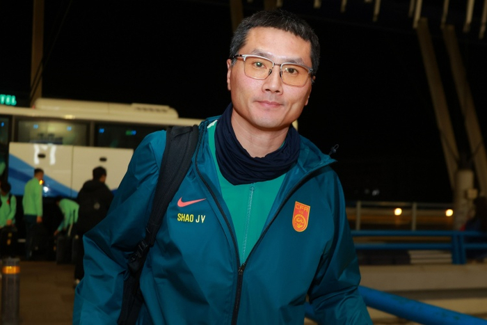 国足悉尼首训新老对决磨合阵容