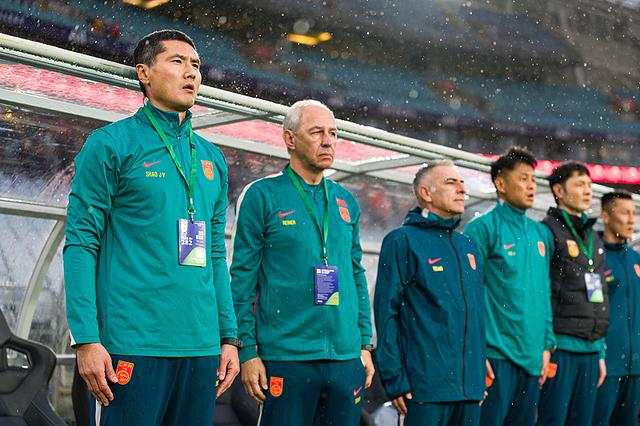 国足迎战喀麦隆：邵佳一务实战术应对强敌，年