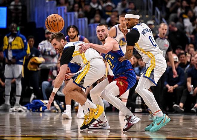 掘金下半场发力轻取勇士