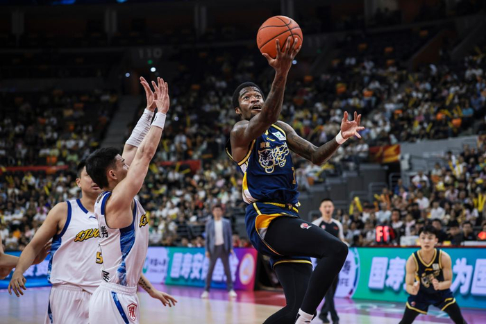 CBA联赛：上海队15连胜领跑积分榜 四川队刷新单