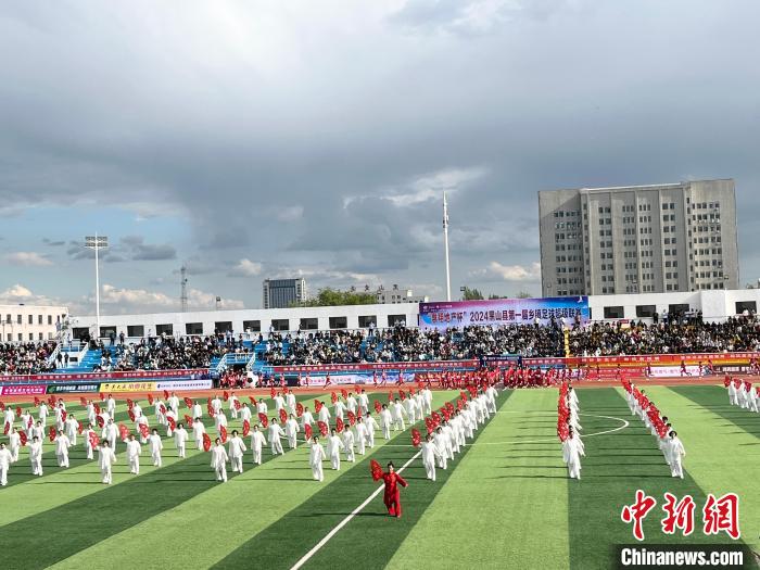 辽宁聚焦：首届黑山县乡超启幕，以足球为媒讲