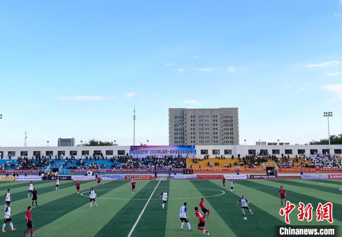 辽宁聚焦：首届黑山县乡超启幕，以足球为媒讲