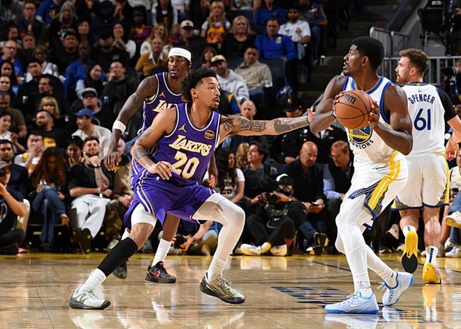 湖人终结三连败史密斯12分难改季后赛边缘困境