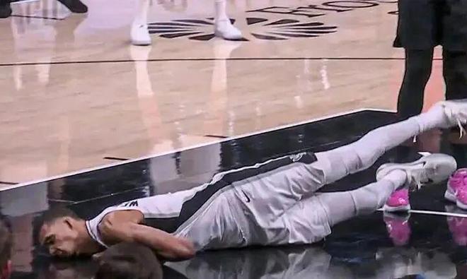 文班亚马伤退马刺季后赛遭遇变数 开拓者紧咬比